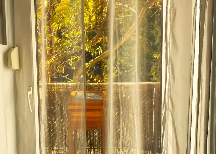 Free Parking - Premium Bed - Modern Kitchen شقة